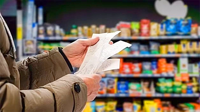 عدن.. تحسن مستمر للريال يقابله ارتفاع بأسعار السلع وغياب للرقابة